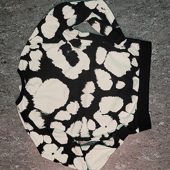 Nike. Embroidered. Crewneck. Streetwear. Women's Size Medium - Picture 12 of 16